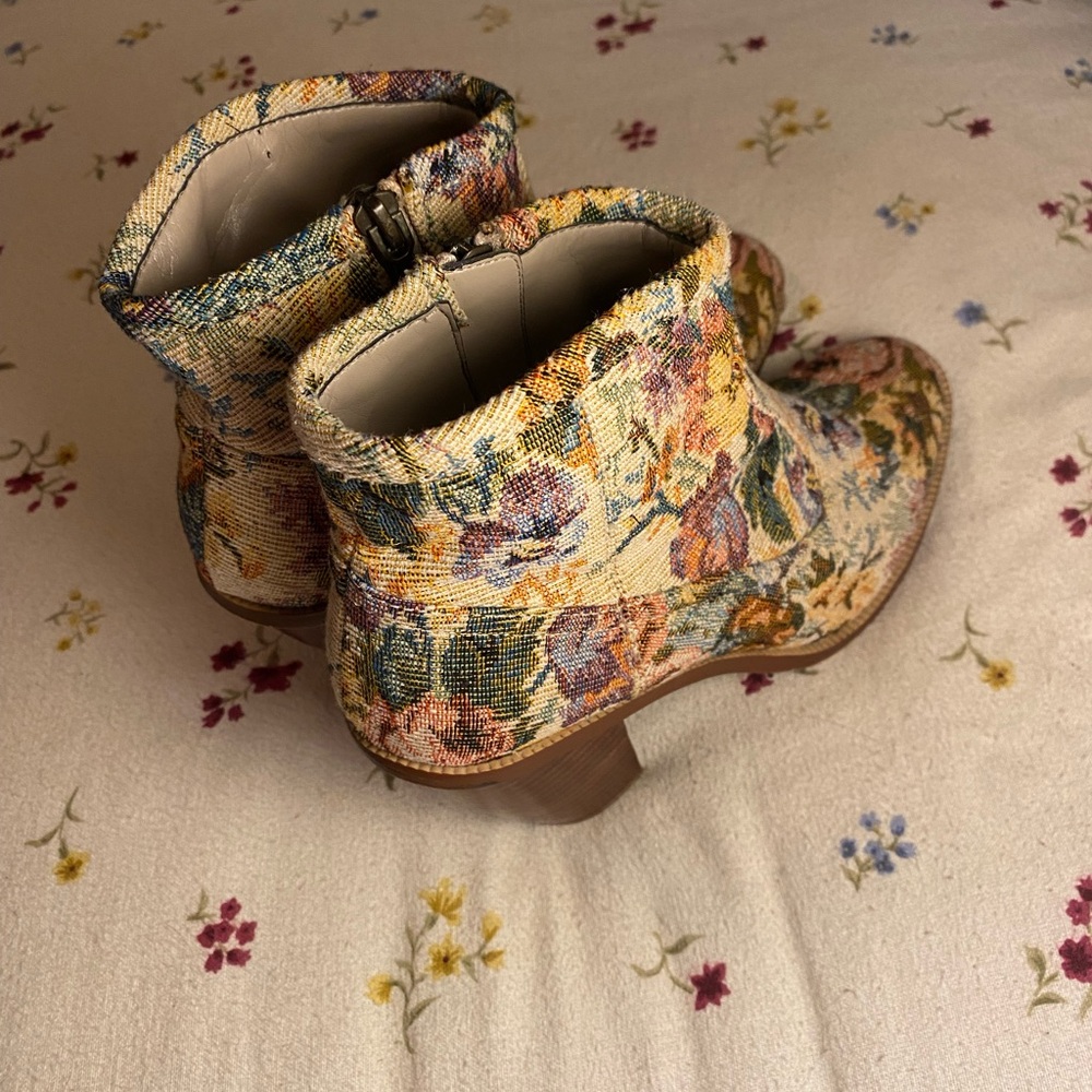 Hinge size 8 booties